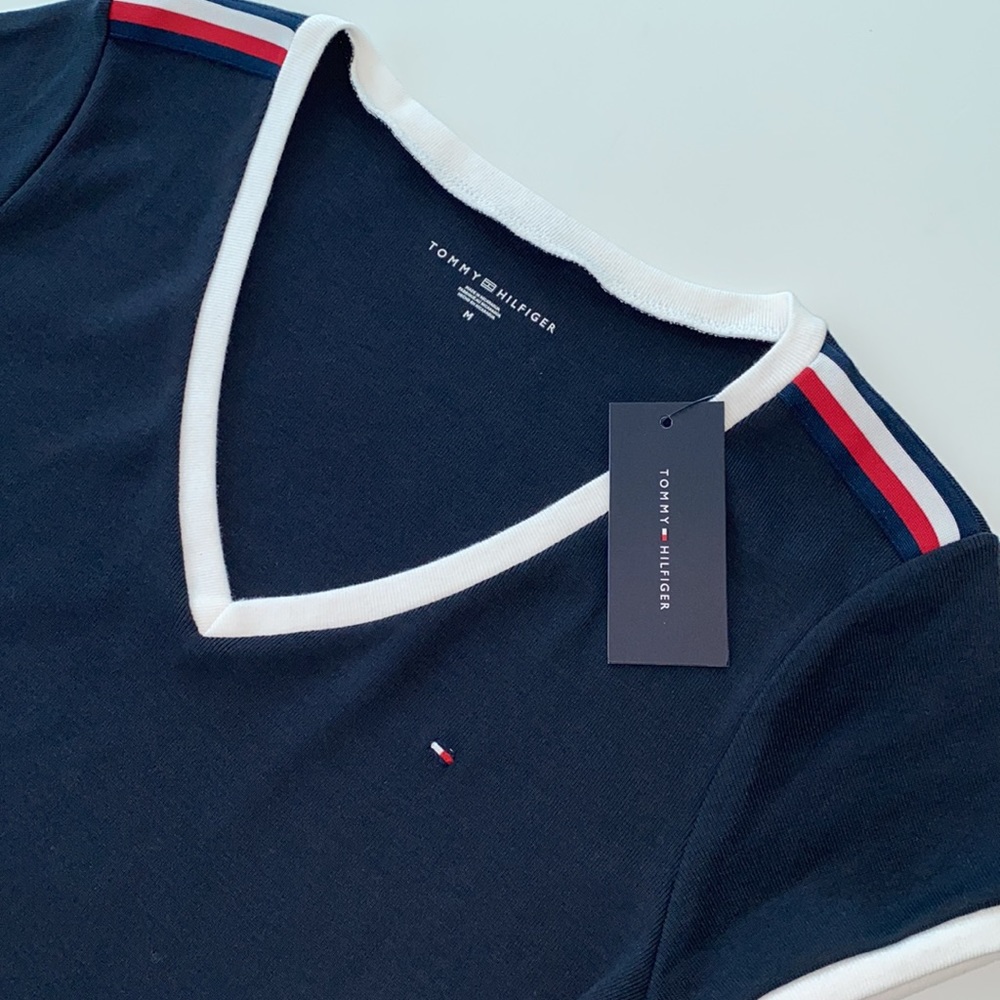 💙 Tommy Hilfiger Classic Logo V-Neck T-shirt